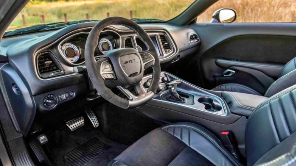 2022 Dodge Challenger SXT Interior